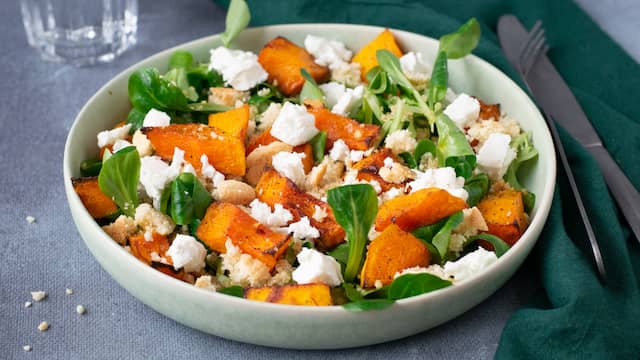 Recept Maaltijdsalade Met Pompoen Geitenkaas En Amarettikoekjes Nu Het Laatste Nieuws Het Eerst Op Nu Nl