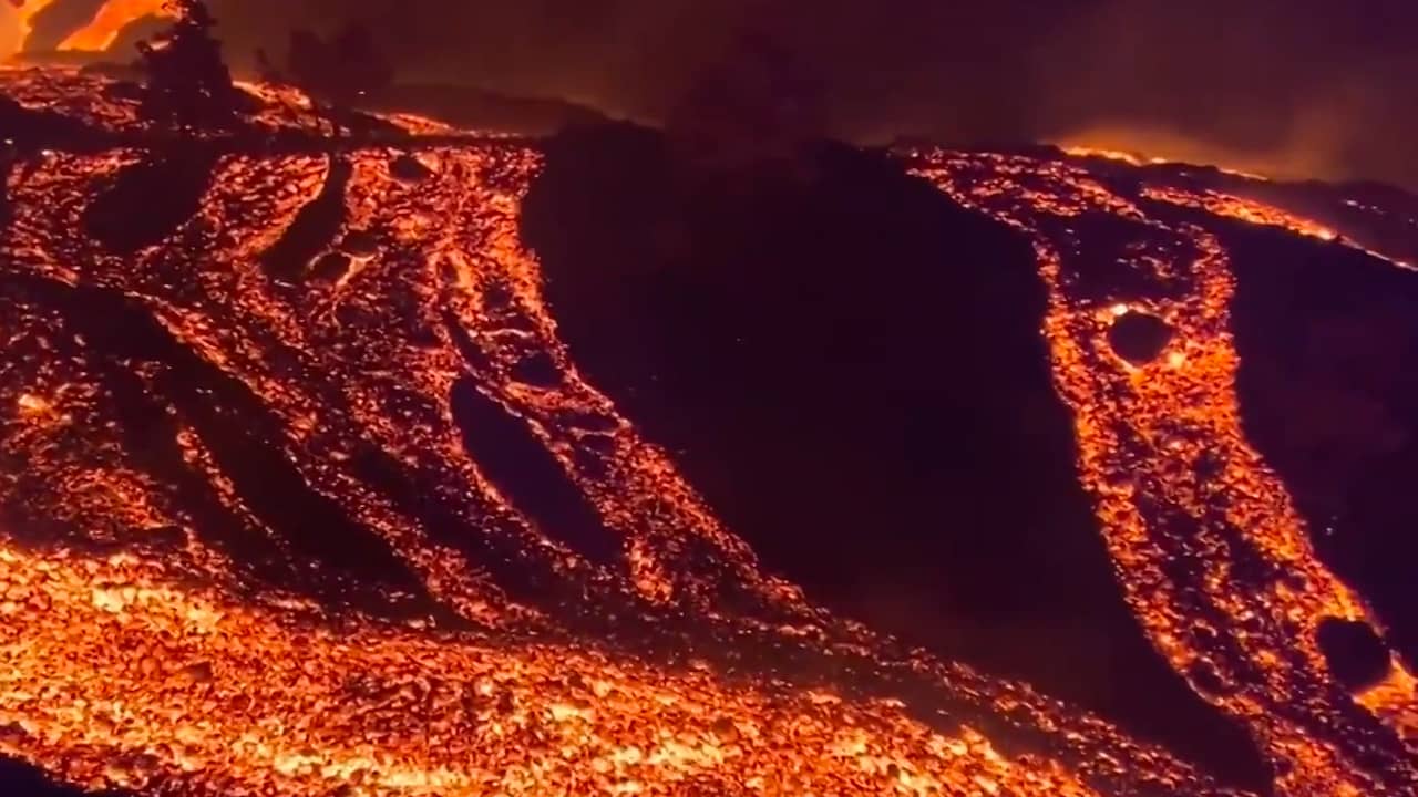Beeld uit video: Indrukwekkende nachtbeelden tonen lavastromen op La Palma
