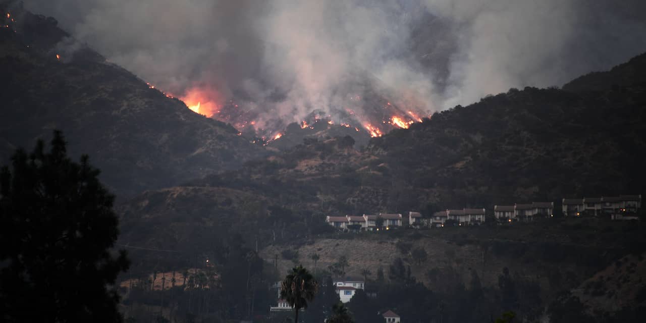 Ruim 23 vierkante kilometer bos in vlammen op bij Los Angeles