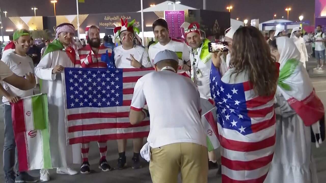 Beeld uit video: Iraanse en Amerikaanse voetbalfans gaan samen op de foto in Qatar