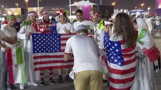 Iraanse en Amerikaanse voetbalfans gaan samen op de foto in Qatar