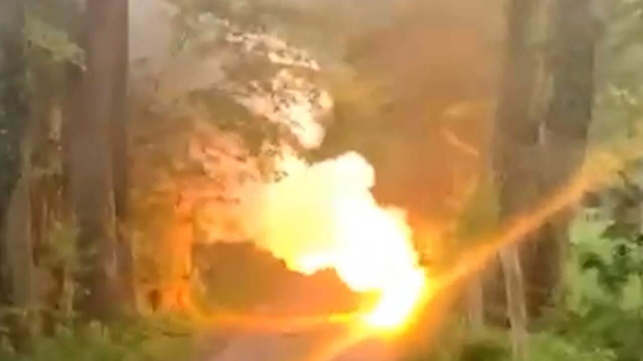 Beeld uit video: Magneetvissers vinden fosforgranaat die in vlammen opgaat