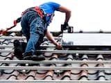 BUNSCHOTEN - Een monteur plaats zonnepanelen op het dak van een woonhuis. De verkoop van zonnepanelen is dit jaar verdubbeld. Importeurs en installateurs verwachten omzetstijgingen van 70 tot 100 procent. ANP KOEN VAN WEEL 