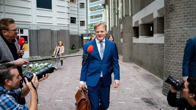 Pieter Omtzigt komt aan bij het gebouw van de Tweede Kamer.