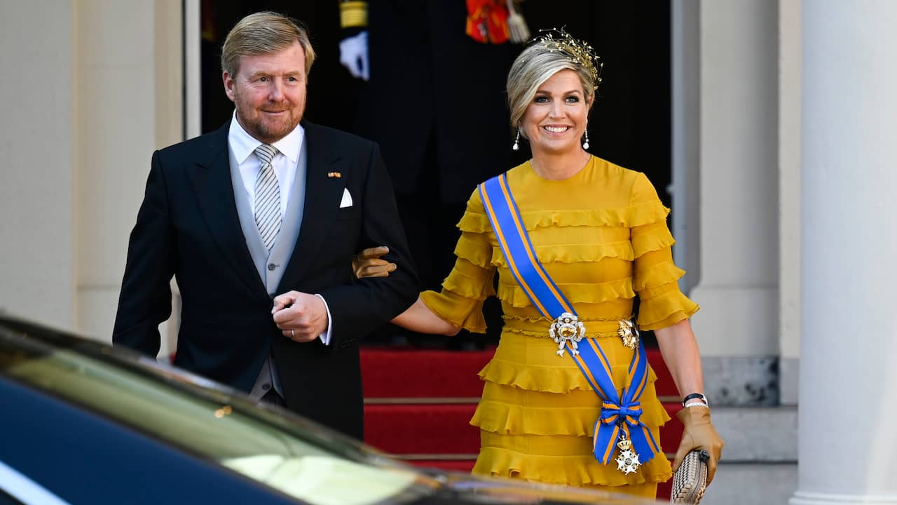Koning Willem-Alexander en koningin Máxima op Prinsjesdag. Vanwege de coronamaatregelen reden ze met een auto naar de Grote Kerk in Den Haag, waar de koning zijn troonrede hield.