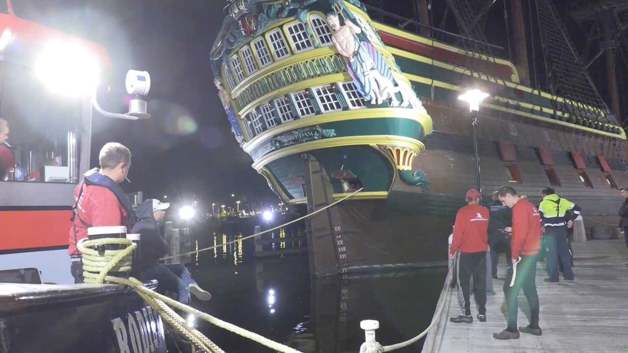 Beeld uit video: Scheepvaartmuseum-schip 'vaart' over IJ voor groot onderhoud