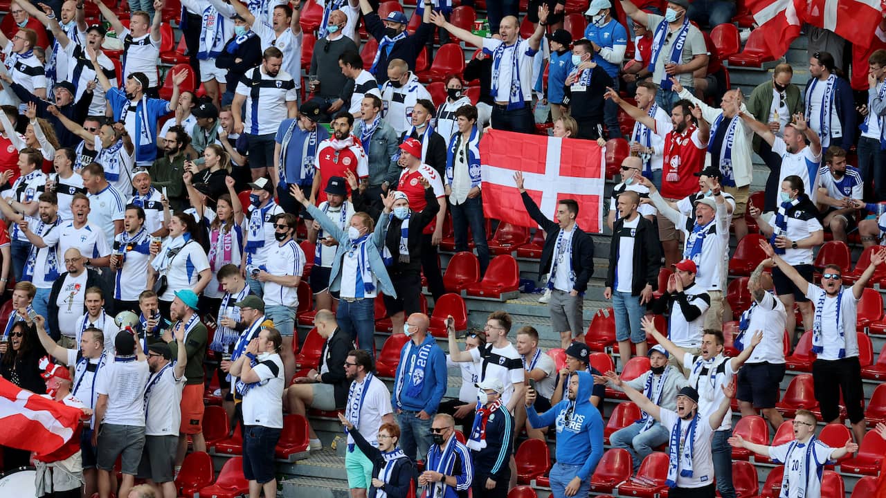 Beeld uit video: Deense en Finse fans scanderen de naam van Eriksen