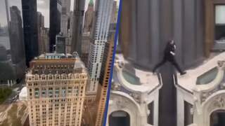 Man rent over dakkapellen van flatgebouw in New York