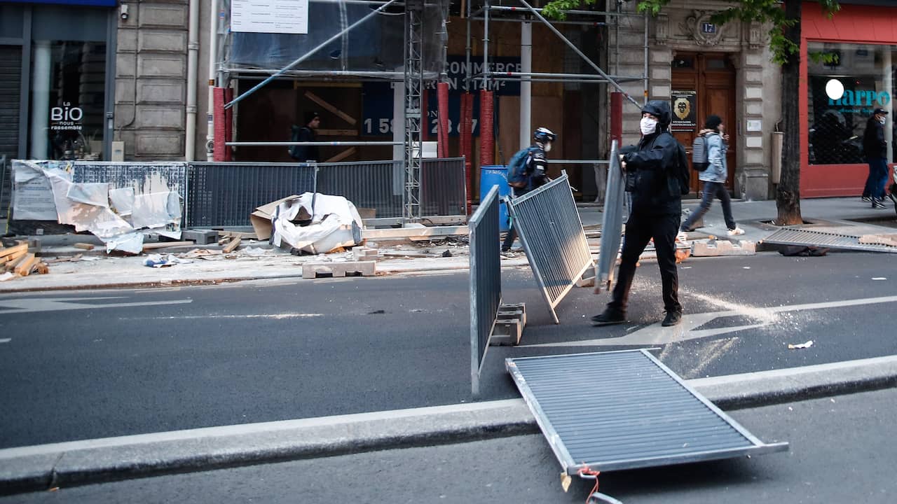 Manifestations, feux d’artifice de protestation et gaz lacrymogènes dans les villes françaises après la victoire de Macron MAINTENANT