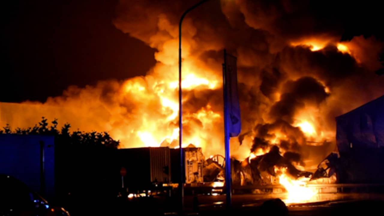 Beeld uit video: Grote brand breekt uit bij recyclingbedrijf in Leek