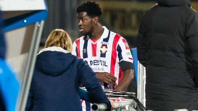 Kwasi Wriedt verlaat het veld na zijn dubieuze rode kaart.