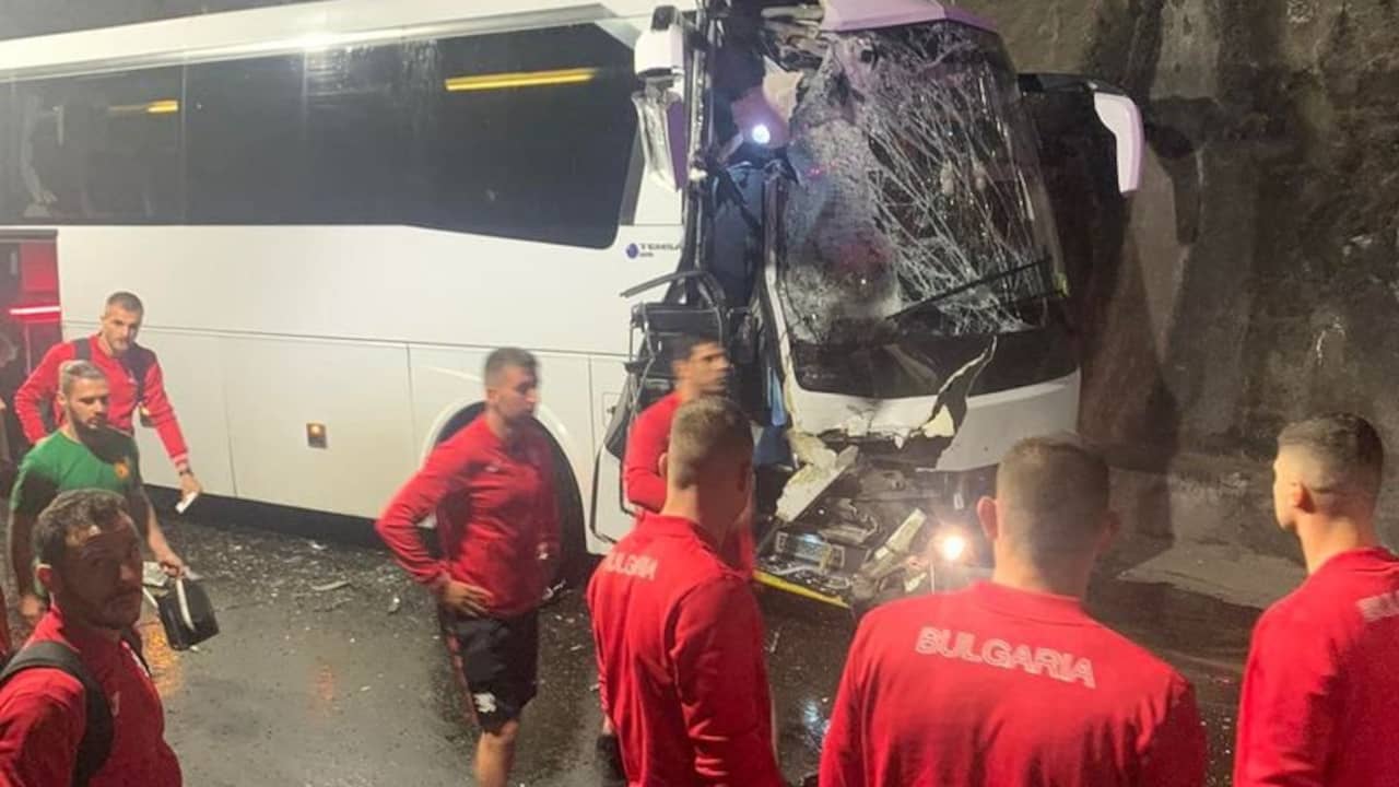 В петък са нанесени значителни щети по автобусите на играчите.