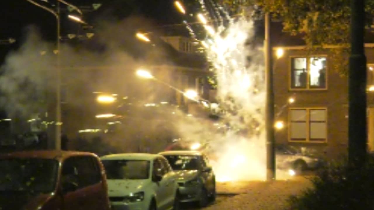 Beeld uit video: Arnhemse wijk opnieuw geteisterd door vuurwerkgeweld