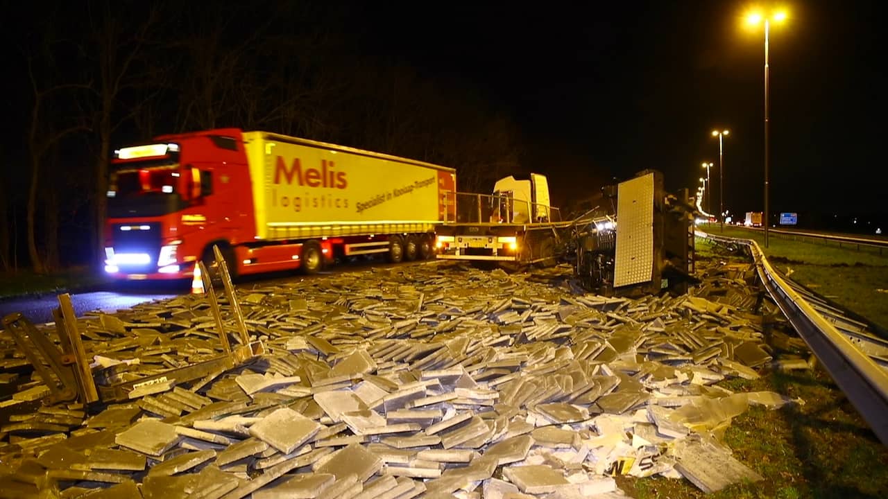 Ravage op A50 na ongeval met vrachtwagen vol stoeptegels