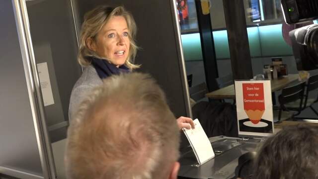 Beeld uit video: Kajsa Ollongren brengt stem uit in Amsterdam