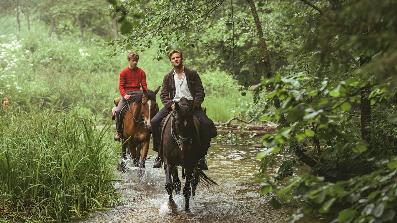 Bekijk hier de trailer van Out Stealing Horses