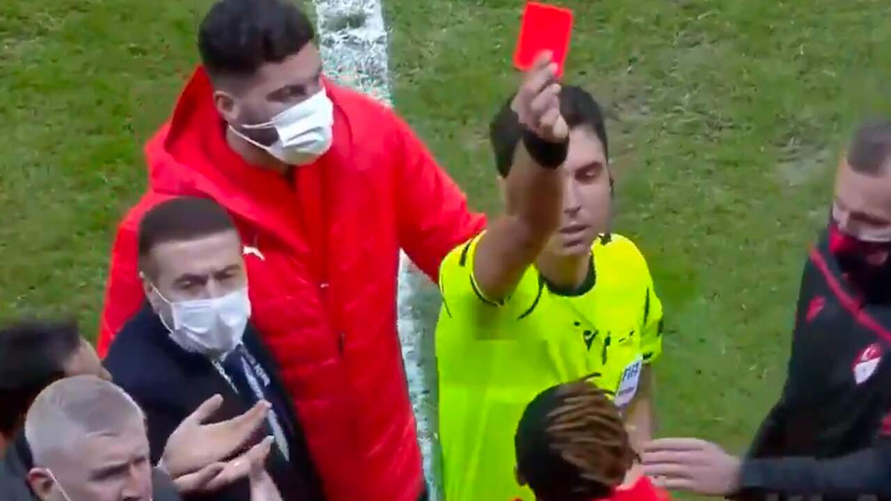 Beeld uit video: Speler Sivasspor krijgt rood omdat hij met telefoon voor VAR speelt