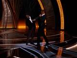 Will Smith slaat komiek Chris Rock bij Oscars na grap over zijn vrouw