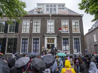Politie stuurt onderhandelaar naar bezetters universiteitsgebouw Utrecht