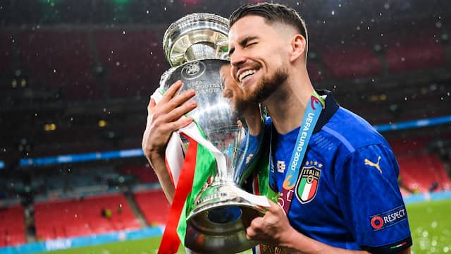 Jorginho met de beker.