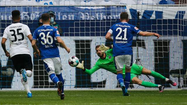 Klaas-Jan Huntelaar miste een strafschop, maar schoot in de rebound alsnog raak.