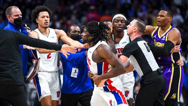 Een woedende Isaiah Stewart moest in bedwang worden gehouden.
