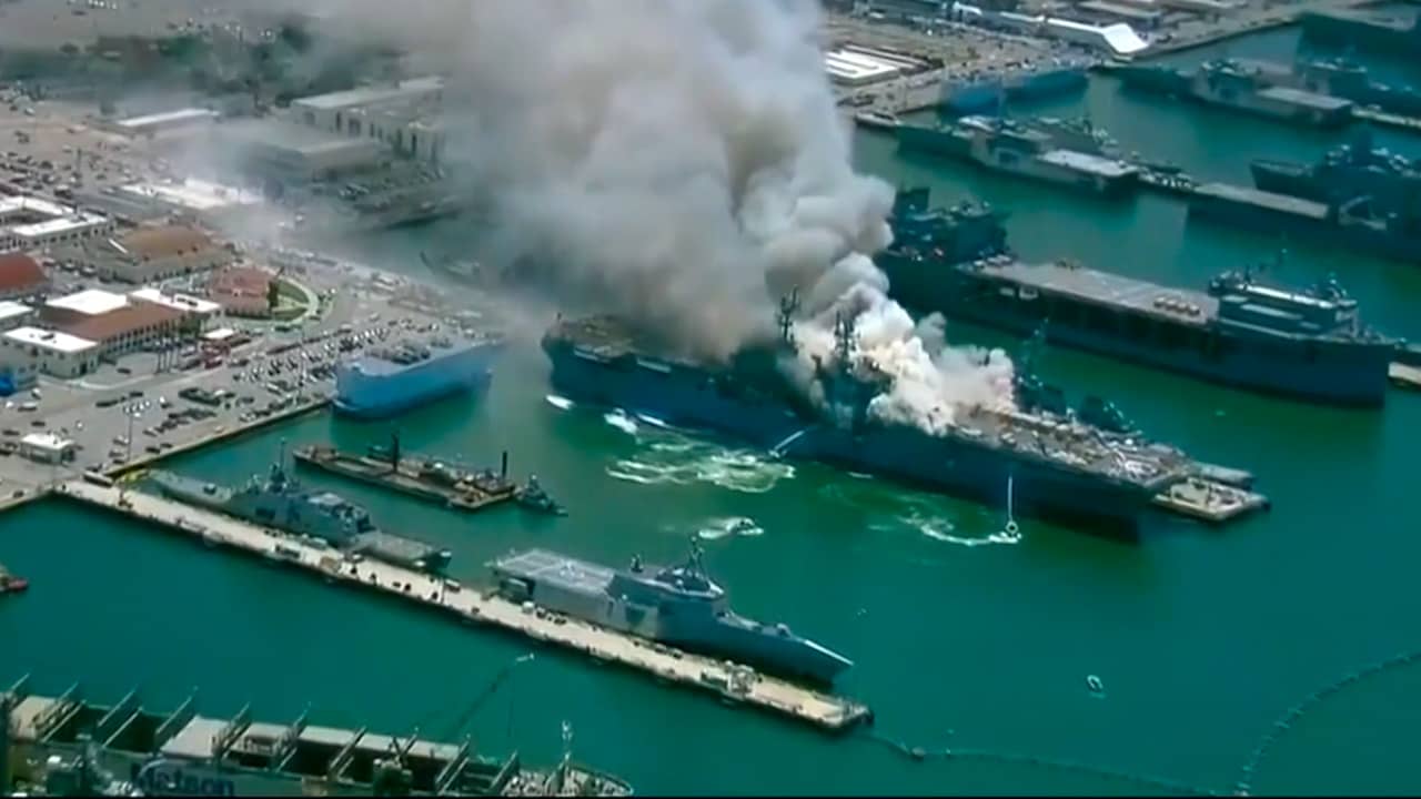 Beeld uit video: Bemanningslid veroorzaakt brand op Amerikaans marineschip