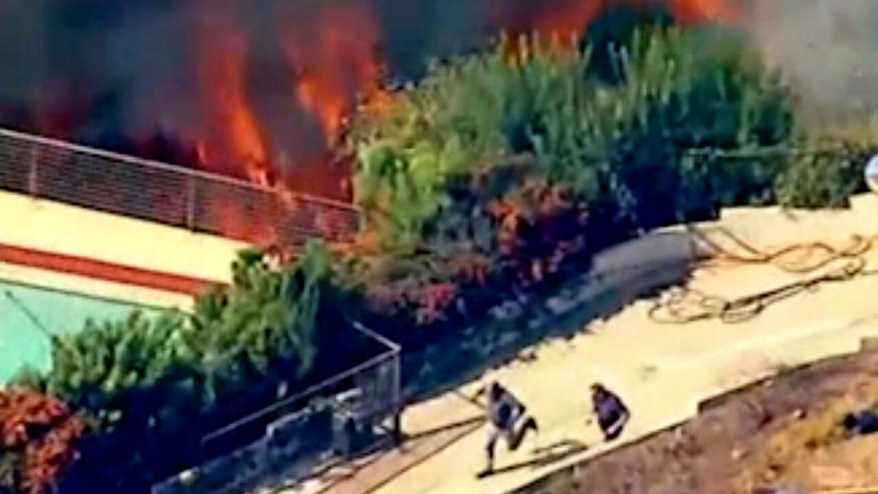 Beeld uit video: Bewoners peperdure wijk LA op de vlucht voor felle natuurbrand
