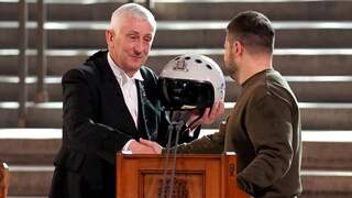 Zelensky geeft pilotenhelm cadeau aan voorzitter Brits Lagerhuis