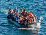 Syrische bootvluchteling opeen gepakt in een rubberboot bij het eiland Lesbos. Ze reizen vanaf de Turkse kust.