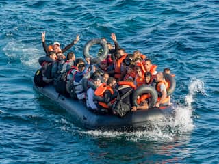 Vluchtelingenstroom naar Europa over Middellandse Zee gehalveerd