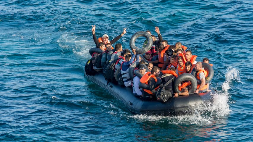 Reddingwerkers halen 1.235 migranten van Middellandse Zee