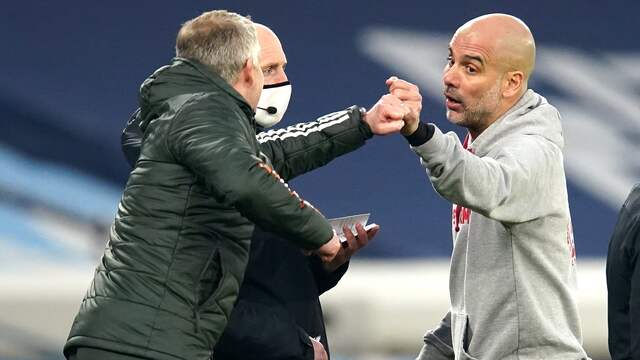 Ole Gunnar Solskjaer ontvangt de felicitaties van Josep Guardiola, maar hij vreest dat Manchester United geen kampioen meer kan worden.