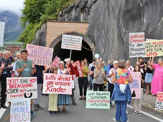 Hordes toeristen overspoelen Oostenrijks dorpje, boze inwoners komen in actie
