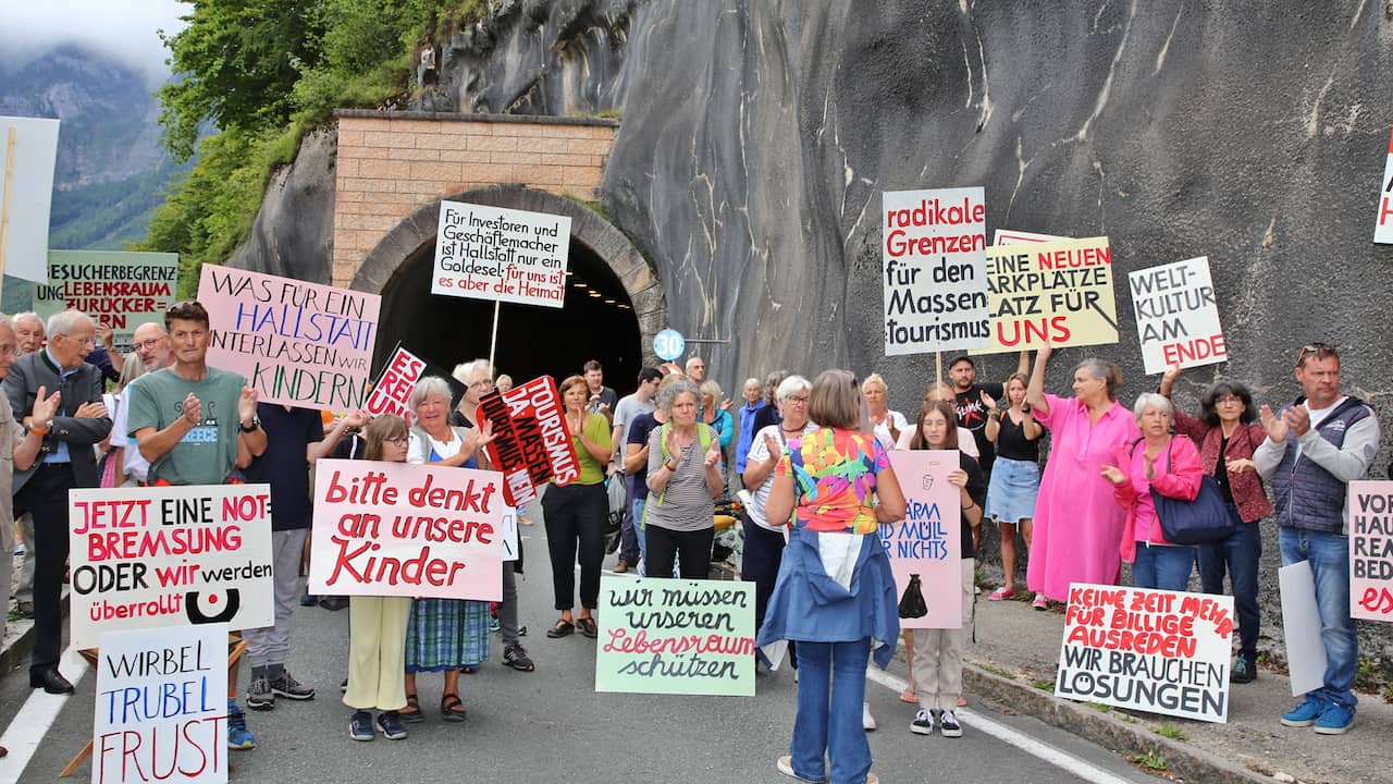 Hallstatt Residents Protest Against Overwhelming Tourism, Demand Restrictions