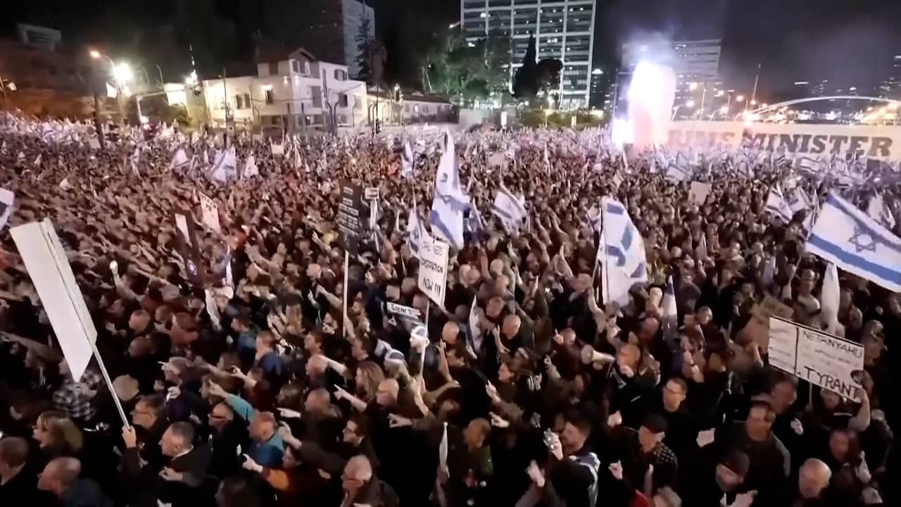 Beeld uit video: Israëlische politie zet waterkanon in bij massale betogingen