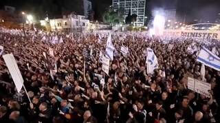 Israëlische politie zet waterkanon in bij massale betogingen
