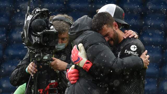 Alisson kreeg na afloop van de wedstrijd een knuffel van manager Jürgen Klopp.