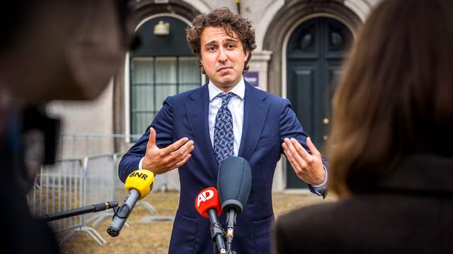 Jesse Klaver (GroenLinks) staat maandag de pers te woord na zijn bezoek aan informateur Mariëtte Hamer.