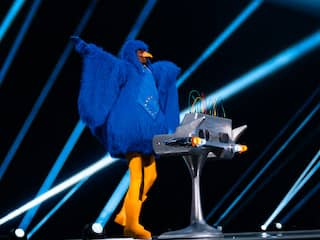 Joost Klein hijst vriend in blauw vogelpak tijdens eerste repetitie Songfestival