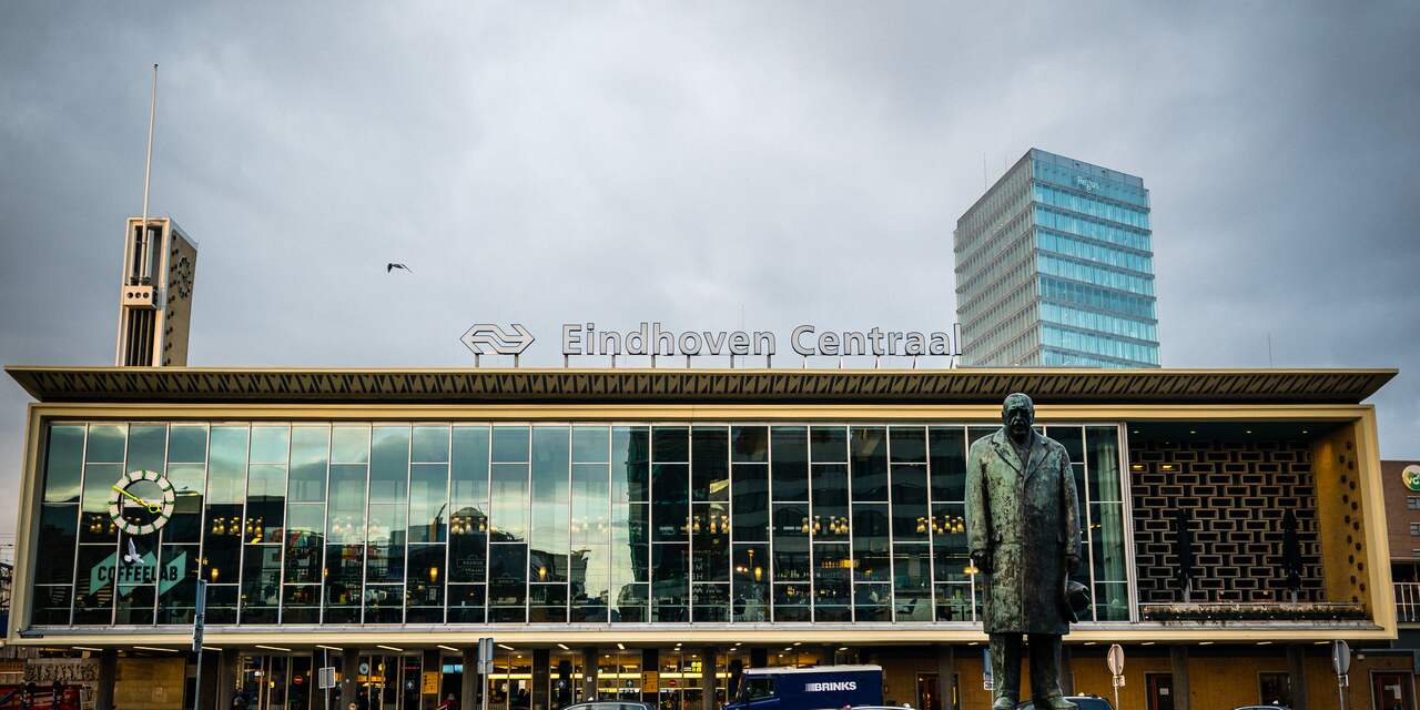 Lange wachtrij op station Eindhoven door werkzaamheden aan het spoor, NS: ‘Stel uw reis uit’