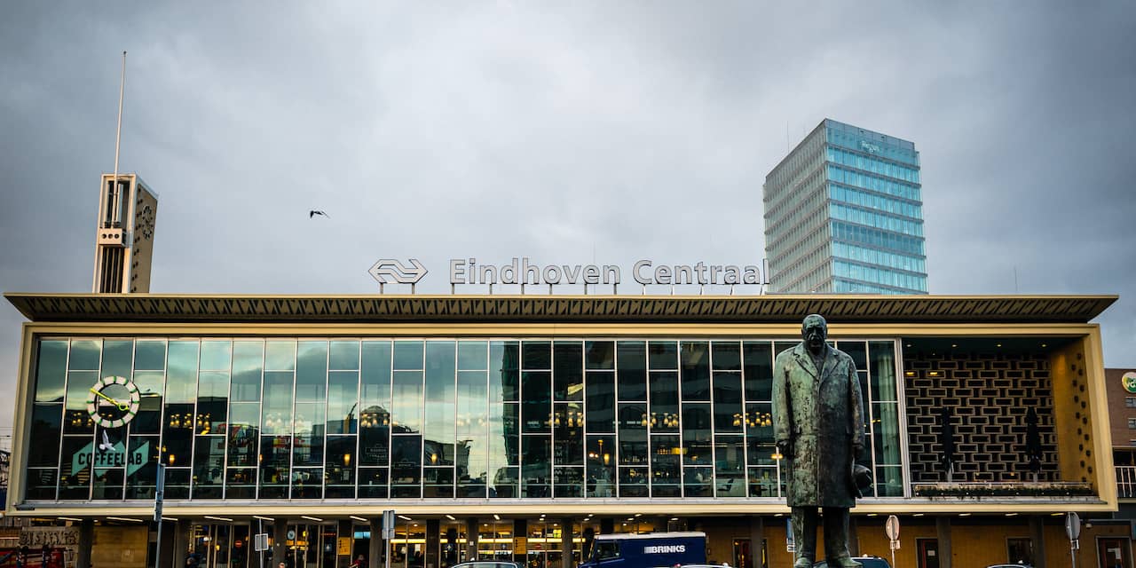 Man aangehouden na kapottrappen deur van afgesloten station Eindhoven