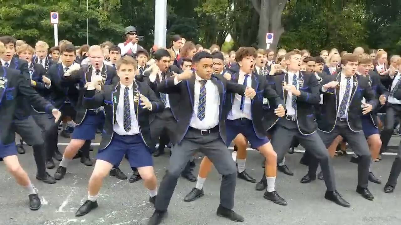 Beeld uit video: Scholieren Christchurch dansen haka voor slachtoffers aanslag