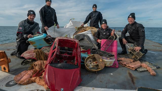 Duikers bergen 2.500 kilo kleding, koffers en vloerkleden uit Noordzee