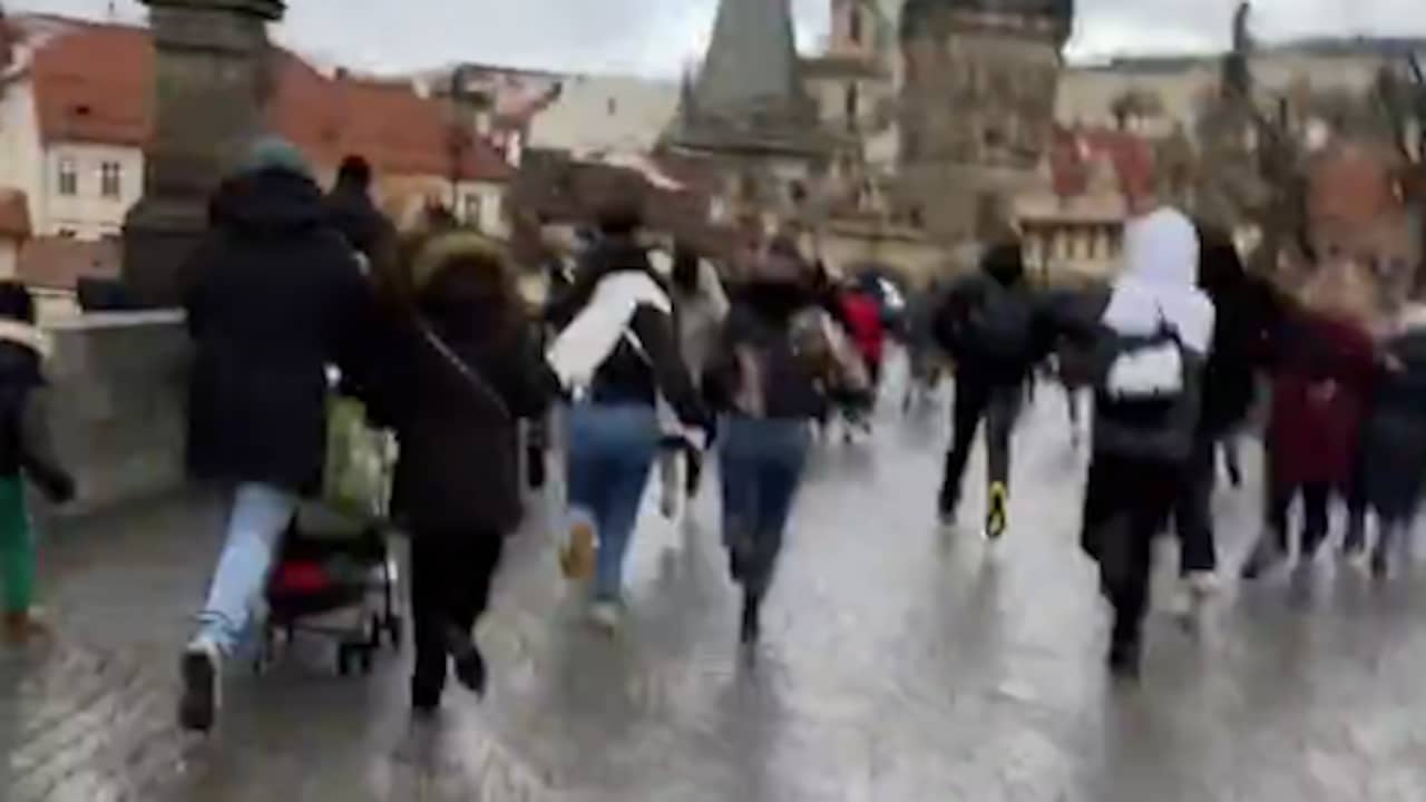 Beeld uit video: Mensen rennen over Karelsbrug na schietpartij in Praag