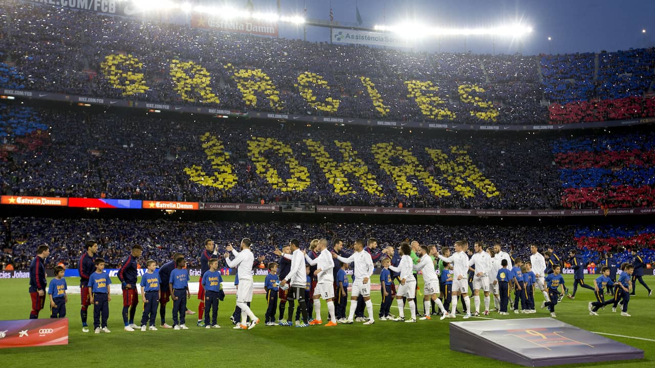 Voorafgaand aan het duel bracht het publiek in Camp Nou een eerbetoon aan de vorige week overleden Johan Cruijff.