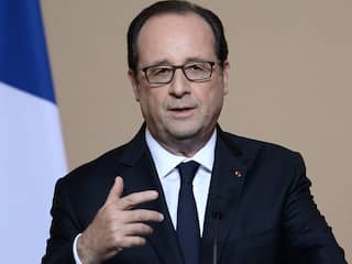Franse president Hollande schaart zich achter Macron
