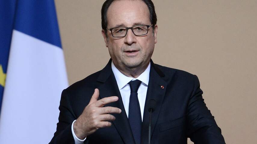 Franse president Hollande schaart zich achter Macron