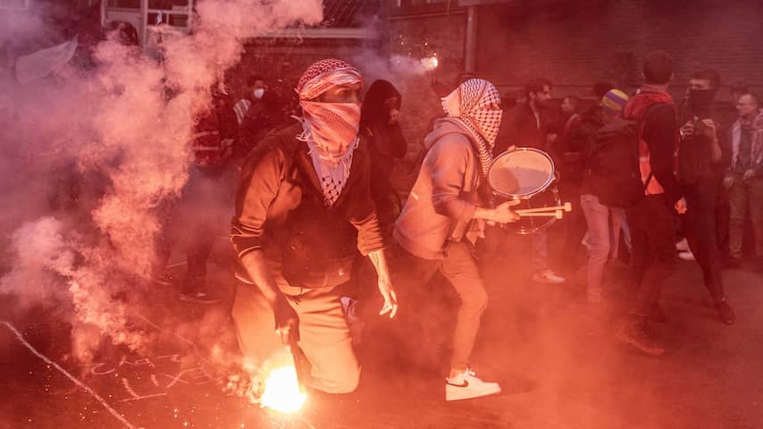 Groep mannen zoekt confrontatie met pro-Palestijnse demonstranten bij UvA