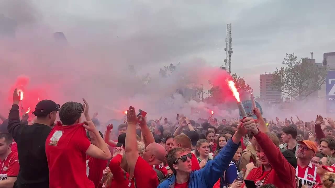 Beeld uit video: PSV-fans bestormen Stadhuisplein voor beste plekje bij huldiging